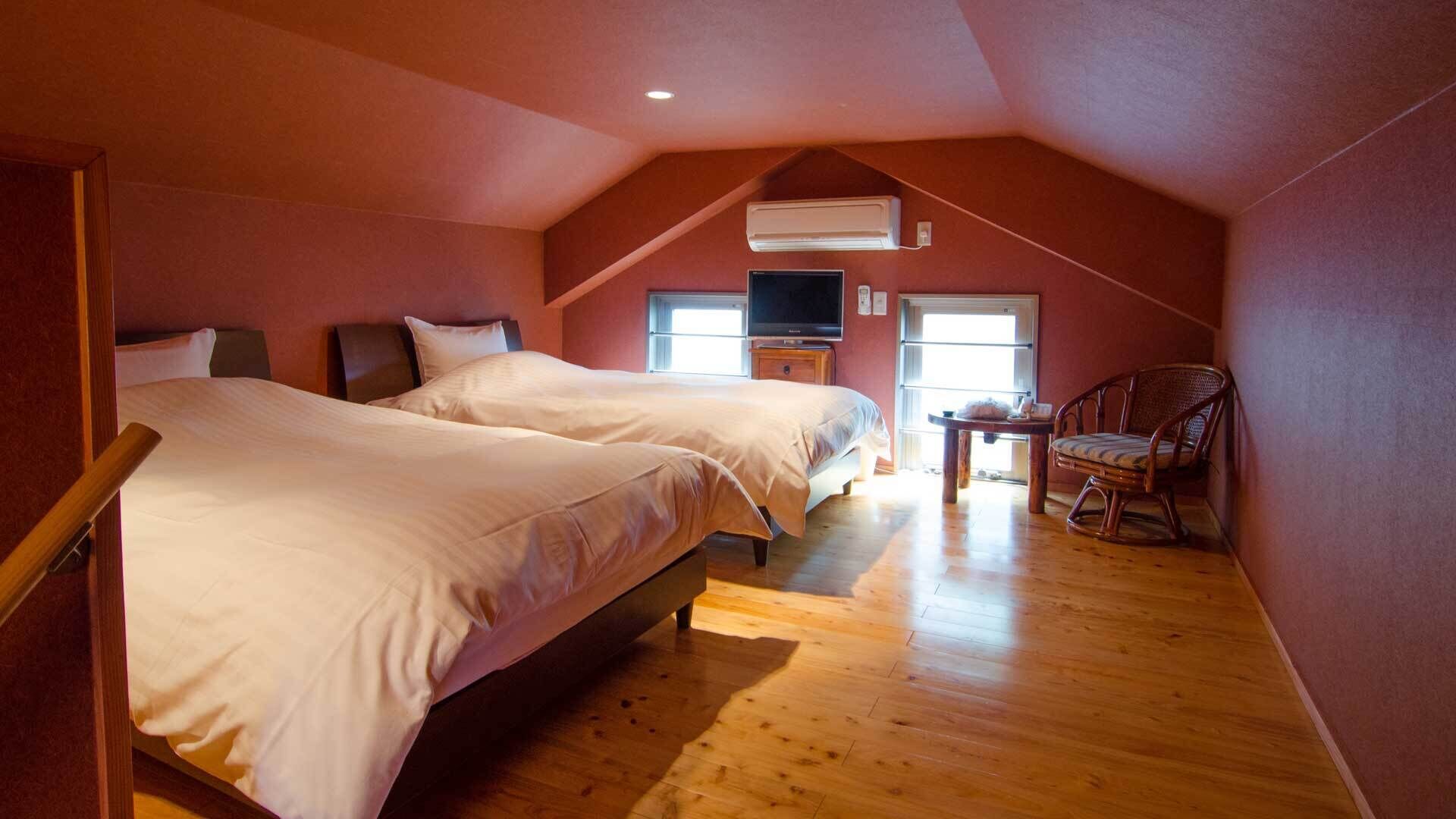 Un dormitorio con dos camas, un televisor, una silla y una ventana.