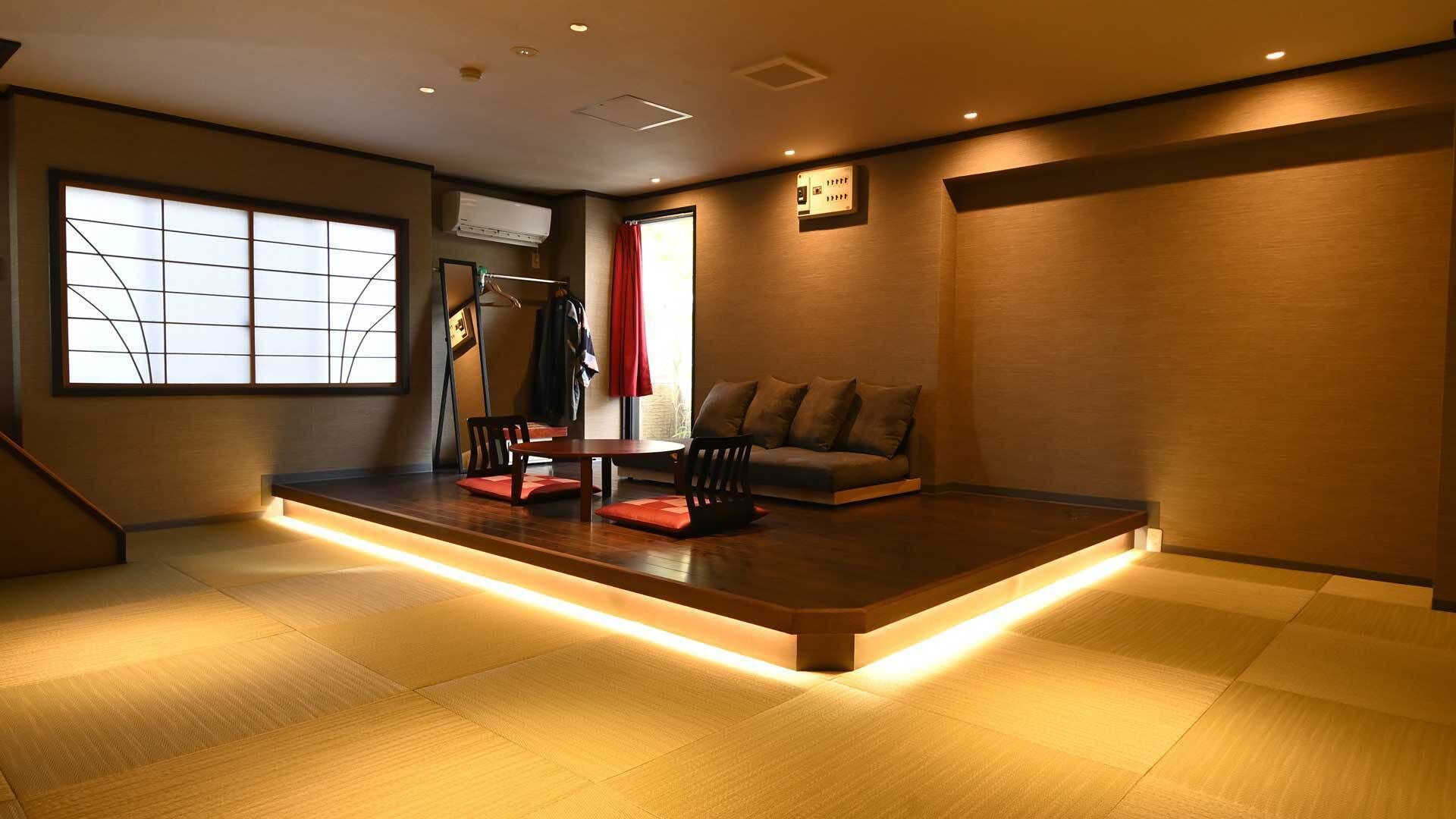 Un interior moderno con una plataforma de madera, asientos y un amplio ventanal.