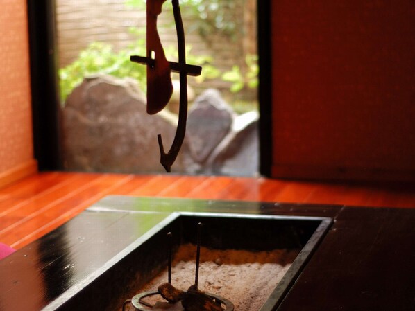 Close-up de uma mesa de madeira rústica com um objeto de metal pendurado por um barbante.