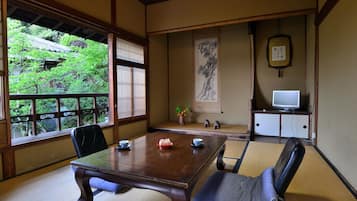 Japanese Family Style Room | Free WiFi, bed sheets