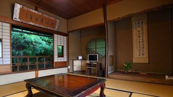 Japanese Family Style Room | Free WiFi, bed sheets
