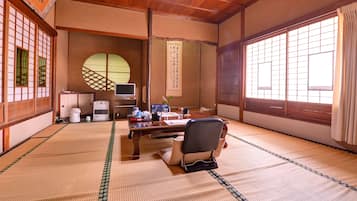 Japanese Family Style Room | Free WiFi, bed sheets