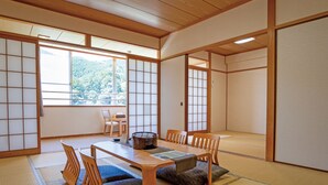 Una habitación japonesa tradicional con suelo de tatami, una baja mesa de madera y puertas correderas shoji.