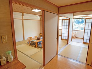 Japanese Style Room for 6 Guests with Shared Bathroom | 1 bedroom, free WiFi, bed sheets