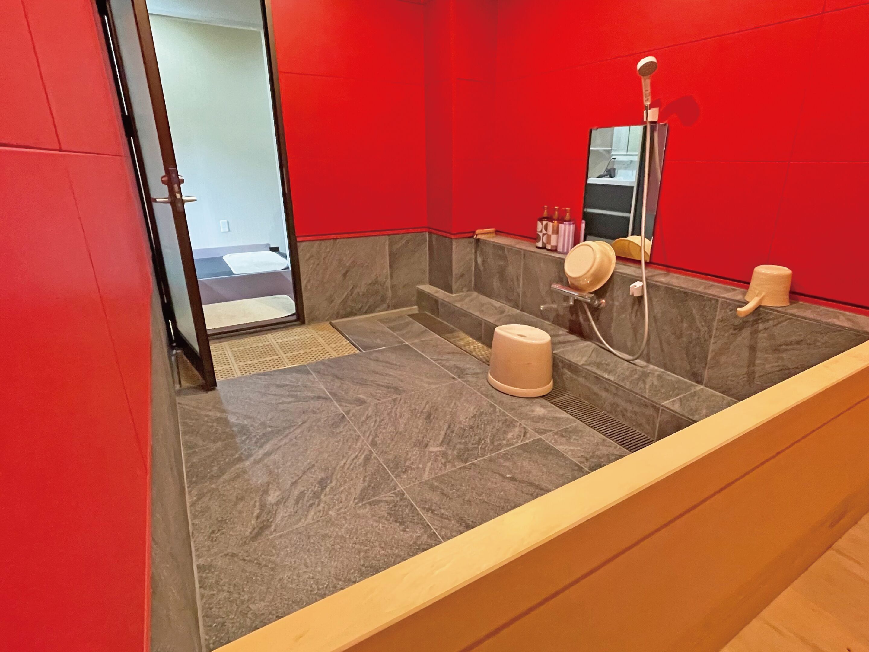 Un baño moderno con una bañera grande, ducha e inodoro.