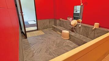 Un baño moderno con una bañera grande, ducha e inodoro.