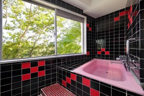 ฝักบัวในอ่างอาบน้ำ, ของใช้ในห้องน้ำฟรี, ไดร์เป่าผม, รองเท้าสวมภายในห้อง