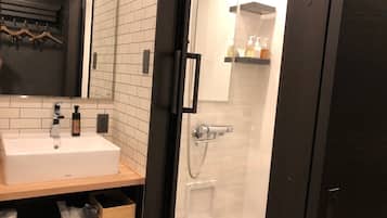 標準客房, 非吸煙房 (Duex Shower Only) | 浴室 | 免費梳洗用品、風筒、拖鞋、智能廁板座廁