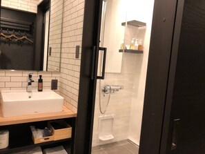 Standardzimmer, Nichtraucher (Duex Shower Only) | Badezimmer | Kostenlose Toilettenartikel, Haartrockner, Hausschuhe