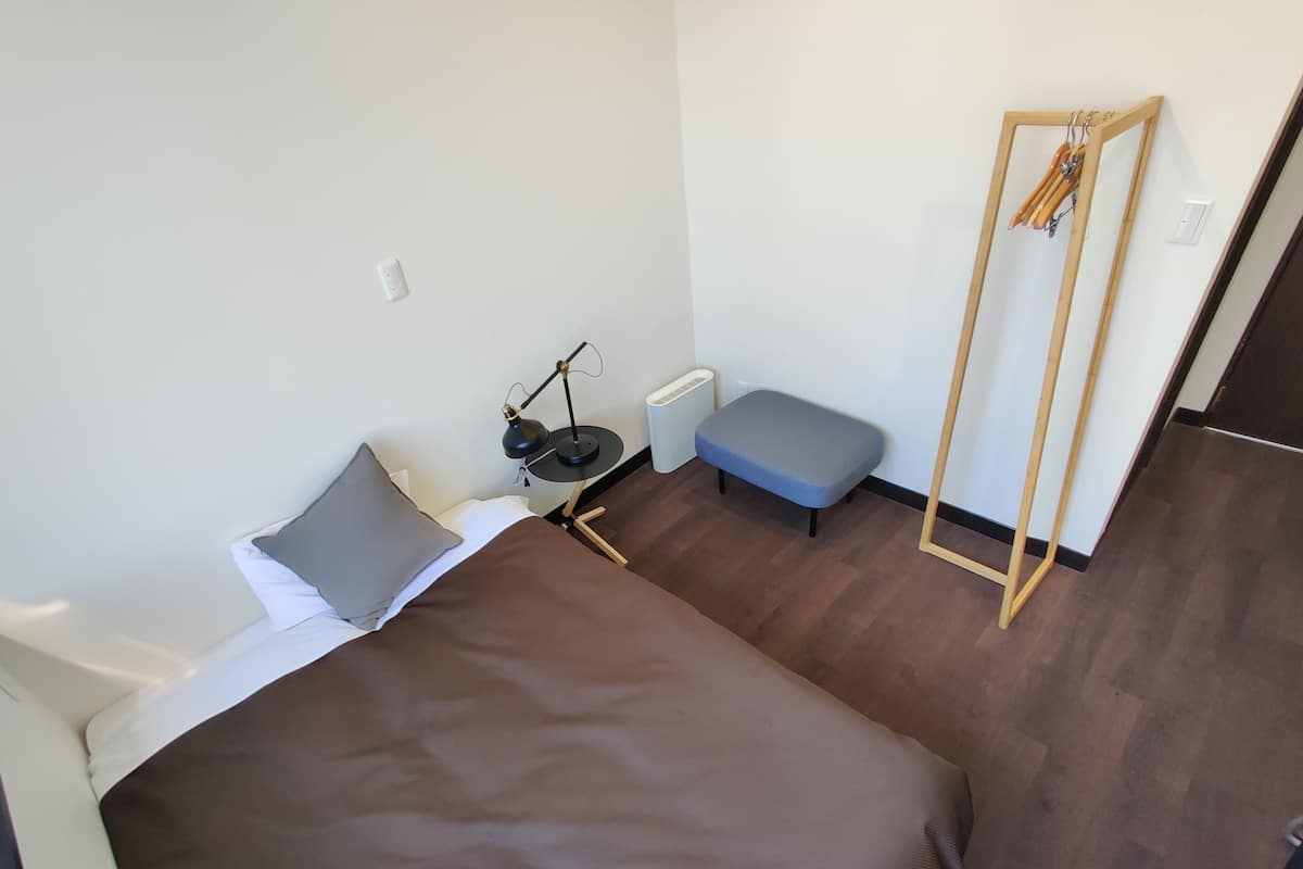Standaard tweepersoonskamer, niet-roken | Een bureau, een strijkplank/strijkijzer, gratis wifi, beddengoed