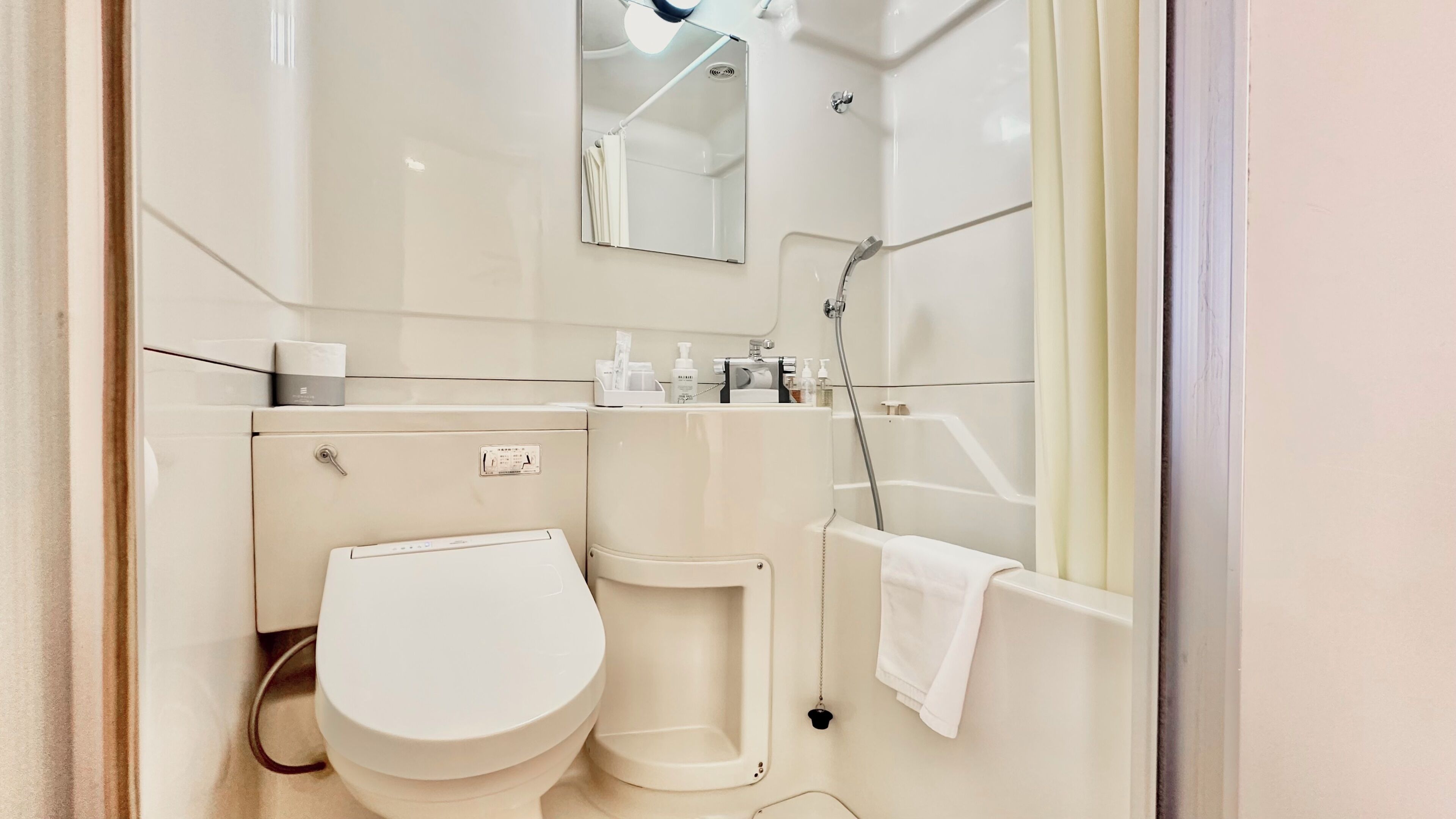 Un baño moderno con inodoro, lavabo y ducha.