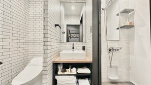 Kamar Standar, Bebas Asap Rokok (Duex Shower Only) | Kamar mandi | Perlengkapan mandi gratis, pengering rambut,  dan sandal