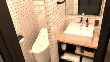 Habitación estándar, para no fumadores (Duex Shower Only) | Baño | Amenidades de baño gratuitas, secadora de cabello, pantuflas