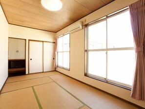 Desk, iron/ironing board - Business Ryokan Yokohamaya (Kamisu)