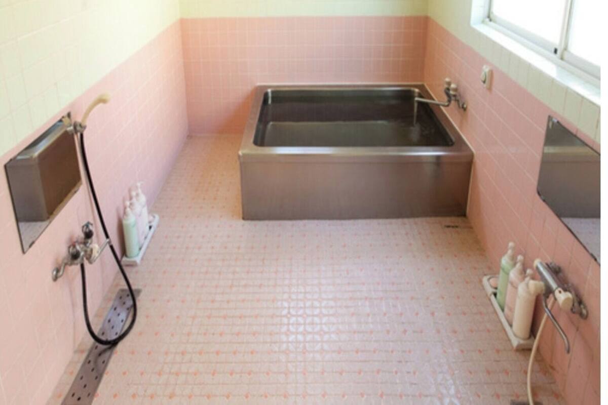 Badkamer | Een haardroger, zeep, shampoo