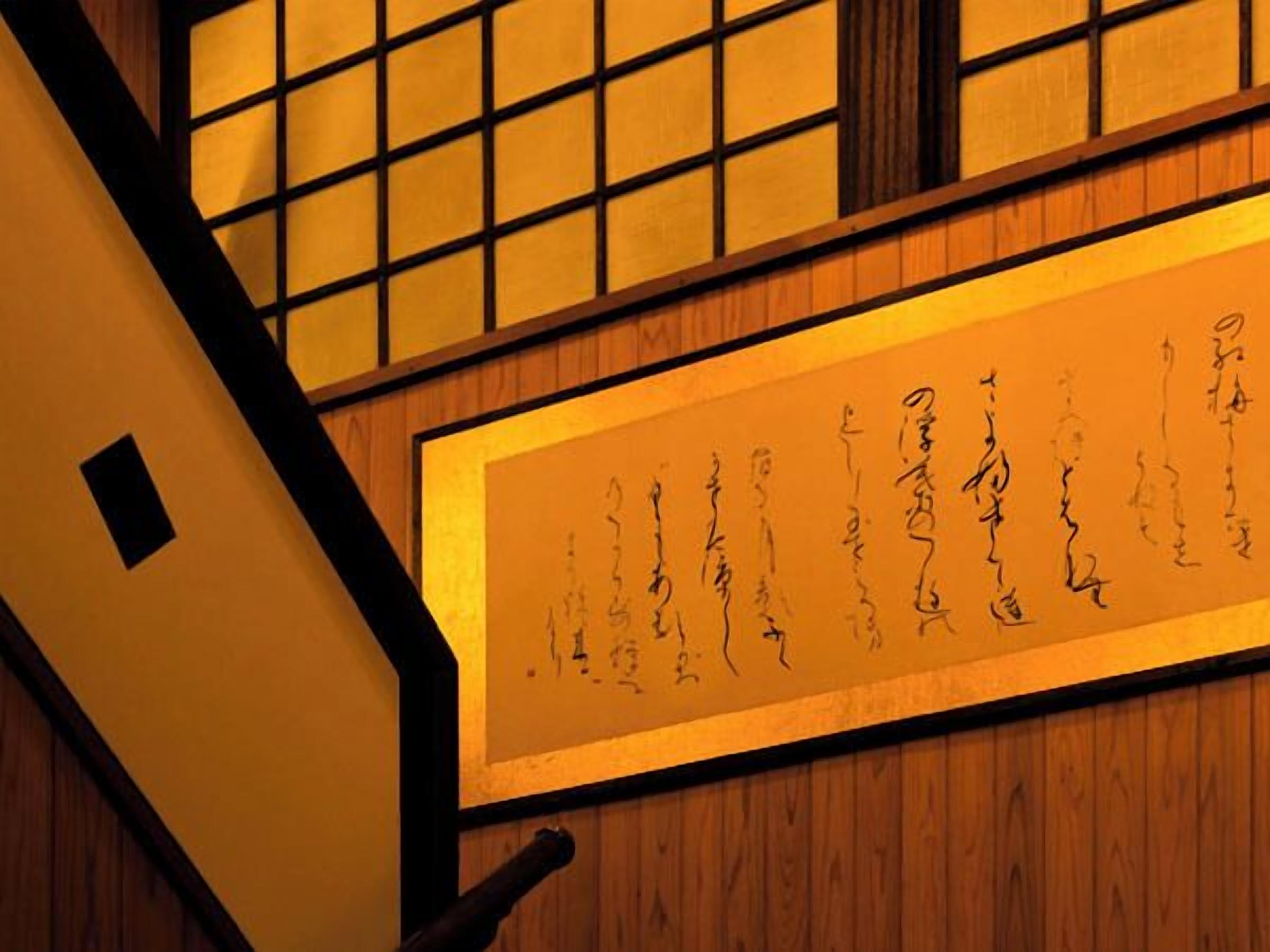 Ein traditioneller japanischer Raum mit Tatami-Boden, Shoji-Schirm und Holzbalkenkonstruktion.