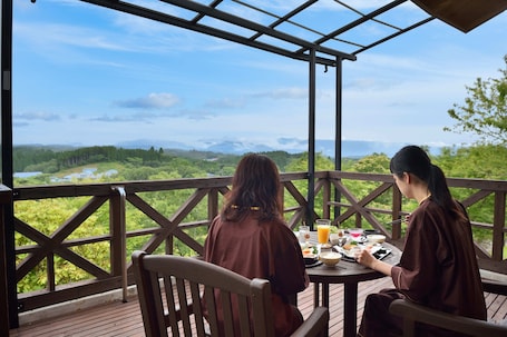 Outdoor dining. Soyokaze Park Hotel Windy