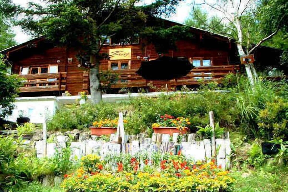 Une cabane en bois sur laquelle est accrochée une pancarte indiquant « Rusty ».