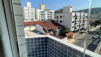 Habitación doble estándar | Minibar, escritorio, cortinas blackout y tabla de planchar con plancha