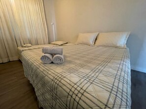 Standaard driepersoonskamer | Een minibar, een bureau, verduisterende gordijnen