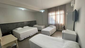 Quarto família | Frigobar, escrivaninha, cortinas blackout, ferros/tábuas de passar roupa