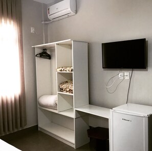 Family Room | Minibar, desk, blackout curtains, iron/ironing board - Hotel Shallom (Balneário Camboriú)