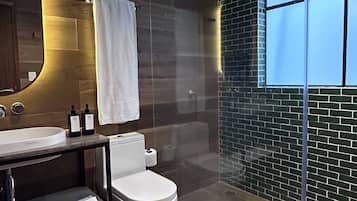 Habitación Confort | Baño | Ducha, cabezal de ducha tipo lluvia y toallas