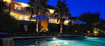 Charming *** villa with heated pool, near downtown