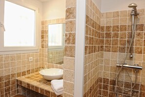 Bathtub, hair dryer, towels, toilet paper