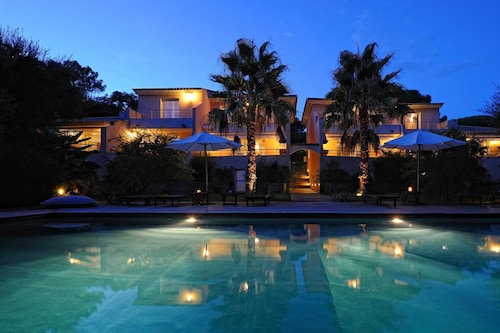 Charming *** villa with heated pool, near downtown