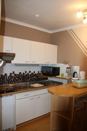 Kühlschrank, Mikrowelle, Herdplatte, Wasserkocher mit Kaffee-/Teezubehör