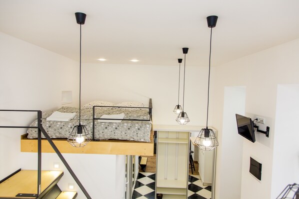 Design-studio, 1 keskisuuri parisänky ja vuodesohva, näköala pihalle (12) | Silitysrauta/-lauta, ilmainen Wi-Fi, vuodevaatteet