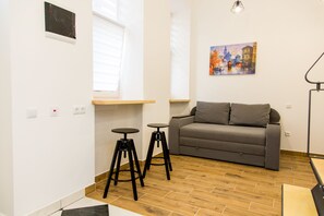 Design-studio, 1 keskisuuri parisänky ja vuodesohva, näköala pihalle (12) | Oleskelualue | Plasmatelevisio