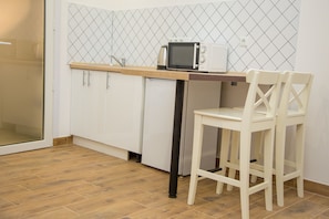 Comfort-studio, 1 parisänky ja vuodesohva, näköala pihalle (11) | Yksityinen keittiö | Jääkaappi, mikroaaltouuni, vedenkeitin
