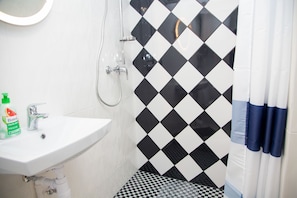 Dusche, kostenlose Toilettenartikel, Haartrockner, Handtücher