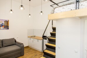 Design-studio, 1 keskisuuri parisänky ja vuodesohva, näköala pihalle (12) | Yksityinen keittiö | Jääkaappi, mikroaaltouuni, vedenkeitin
