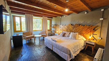 Quarto casal standard | Roupas de cama antialérgicas, Wi-Fi de cortesia, roupa de cama. Pioneros Suites by Grupo Tierra Gaucha