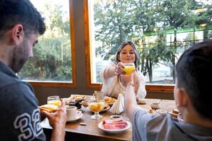 Desayuno de cocina local todos los días (con cargo) 