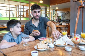 Desayuno con opciones de la cocina local todos los días (con cargo)