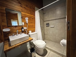 Apartamento família | Banheiro | Chuveiro, chuveiro com efeito de chuva, secador de cabelo, bidê