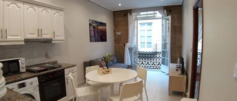 Microondas, horno, cafetera/tetera, tostadora