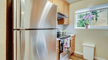 Coffee/tea maker, fridge, microwave, oven