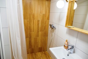 Superior Studio, 1 Queen Bed with Sofa bed, Courtyard View (14) | Bathroom | Shower, free toiletries, hair dryer, slippers