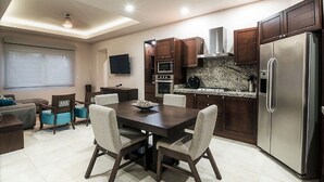 Apartment, Nichtraucher | Essbereich im Zimmer