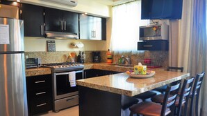 Condo, para no fumadores | Cocina privada | Cafetera y tetera, refrigerador con congelador, microondas y horno 