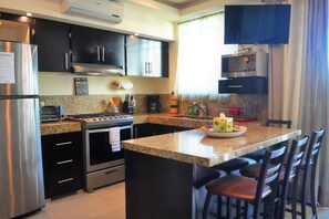 Appart'hôtel, non-fumeurs | Cuisine privée | Grand réfrigérateur, micro-ondes, four, plaque de cuisson