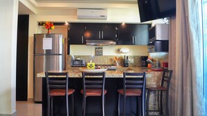 Condo, para no fumadores | Cocina privada | Cafetera y tetera, refrigerador con congelador, microondas y horno 