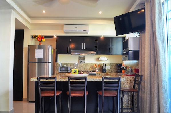 Appart'hôtel, non-fumeurs | Cuisine privée | Grand réfrigérateur, micro-ondes, four, plaque de cuisson