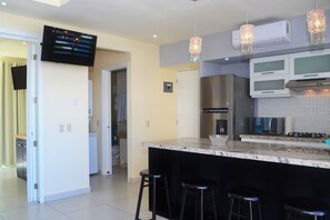 Condo, para no fumadores | Cocina privada | Refrigerador, microondas, horno y parrilla de estufa 