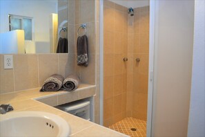 Apartment, Nichtraucher | Badezimmer | Dusche, kostenlose Toilettenartikel, Haartrockner, Handtücher